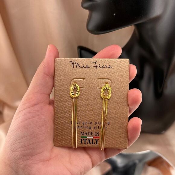 Jewelry - Elegant Gold Knot Earrings